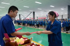 家紡成品車間勞動競賽總結 優秀員工捧起大花束